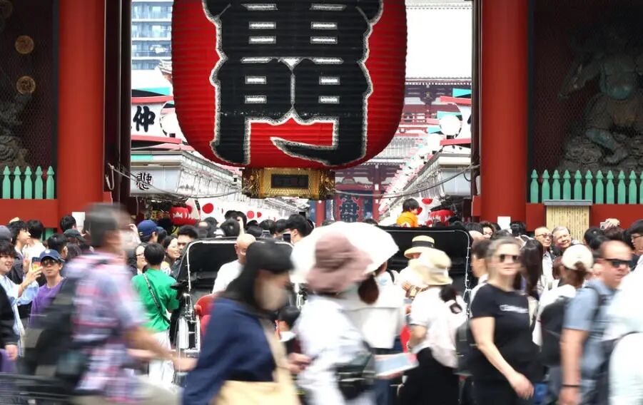 中国游客减半!日本外国游客数量暴跌